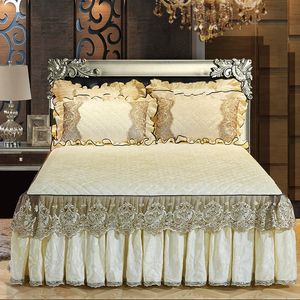 Beddengoed sets Beige Fluwelen Kant Gewatteerde Sprei Bed Rok Kussenslopen Met Katoen Dikke Warme Laken Matrashoes Queen King Size 230626