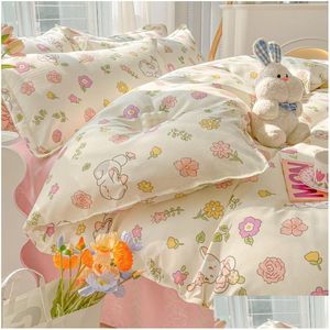 Ensembles de literie Cartoon Foral Print Polyester Set Fl Taille Soft Épaissir Couette Er avec drap plat et taie d'oreiller 230828 Drop Delive Dhat2