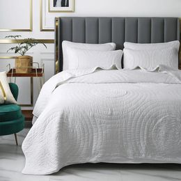 Beddengoedsets Chique bloemborduurwerk Wit quiltdekbedset Zachte, ademende katoenen sprei 3-delig Kingsize lichtgewicht dekbedset 231026