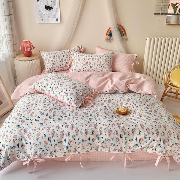 Juegos de ropa de cama Algodón Vintage y Little Fresh Floral Pastoral con cordones Juego de cuatro piezas Sábana de cama con corazón para niña Funda de edredón