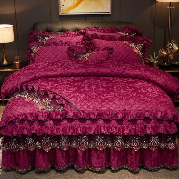 Ensembles de literie jupe de lit en coton velours cristal ensemble de quatre pièces couvre-lit en flanelle d'hiver européen housse de couette épaissie 1.8 m corail sur