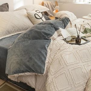 Beddengoed sets gesneden bloemenmelk vezel vierdelige koraal fleece winter flanel suède laken quilt deksel driedelige set