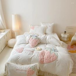 Conjuntos de ropa de cama Lindo bordado de fresa rosa con volantes de encaje Crema Conjunto blanco Calor Terciopelo Vellón Funda nórdica Sábana Fundas de almohada