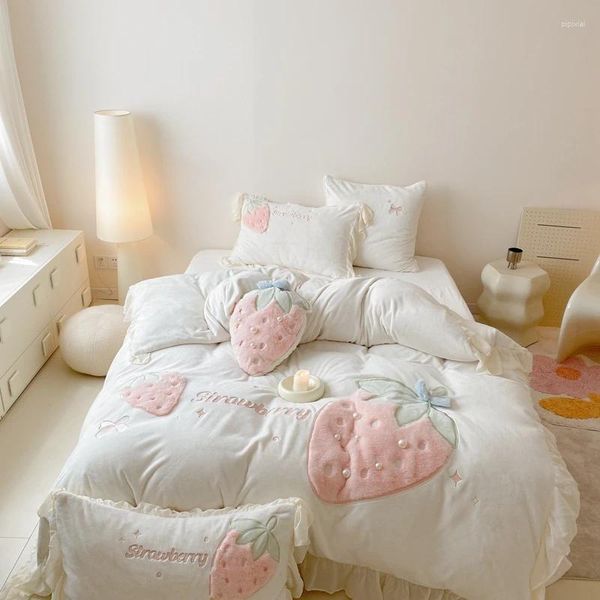 Conjuntos de ropa de cama Lindo bordado de fresa rosa con volantes de encaje Crema Conjunto blanco Calor Terciopelo Vellón Funda nórdica Sábana Fundas de almohada