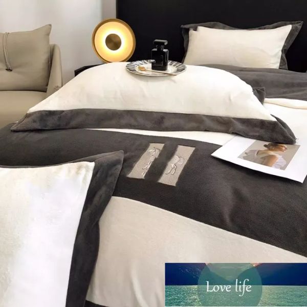 Juegos de cama diseñador ropa de cama para la cama para el hogar al por mayor invierno engrosado de doble lado de terciopelo juego de cuatro piezas sencillo síndico edredón de velo