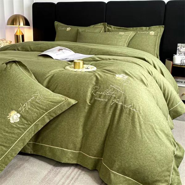 Juegos de ropa de cama Ropa de cama de diseño para decoración del hogar Juego de sábanas bordadas de cuatro piezas fresadas de algodón lavado pesado de otoño e invierno de alta calidad