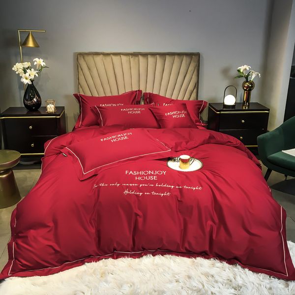 Juegos de cama est ropa de cama de cuatro piezas de algodón de moda doble sábana para el hogar funda de edredón diseño de empalme color rojo 230609