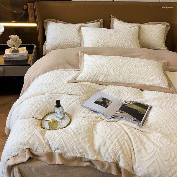 Conjuntos de ropa de cama de estilo European Velvet de chapa de sueño de cuatro piezas de almohada de dormir una franela tallada en 3D