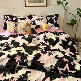 Conjuntos de ropa de cama Estilo de moda Conjunto negro rosa Funda nórdica floral suave Funda de almohada Cama Sábana plana para niña Full Queen Twin Linen 231214