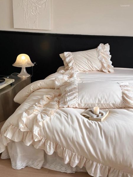 Conjuntos de ropa de cama de cuatro piezas de algodón beige encaje bordado volante decoración falda de cama funda de edredón francés 1,8 m extra grande otoño invierno