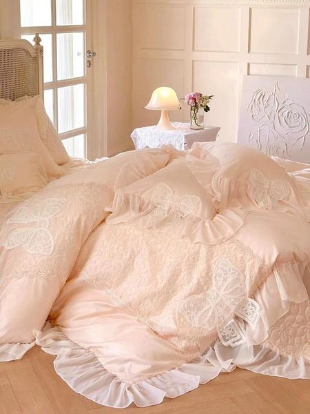 Conjuntos de ropa de cama Estilo princesa francés Espesado Bebé Terciopelo Conjunto de cuatro piezas para el invierno Calor Leche Coral Lace Funda nórdica