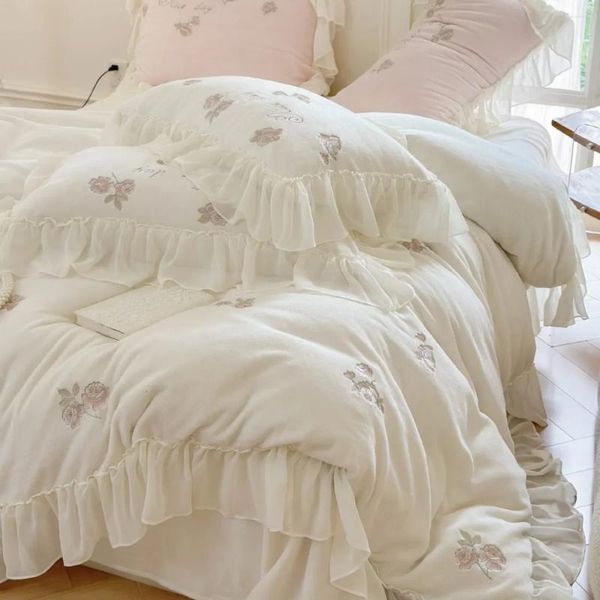 Ensembles de literie Style français chaud corail velours quatre pièces ensemble hiver princesse lait housse de couette draps de lit épaissi