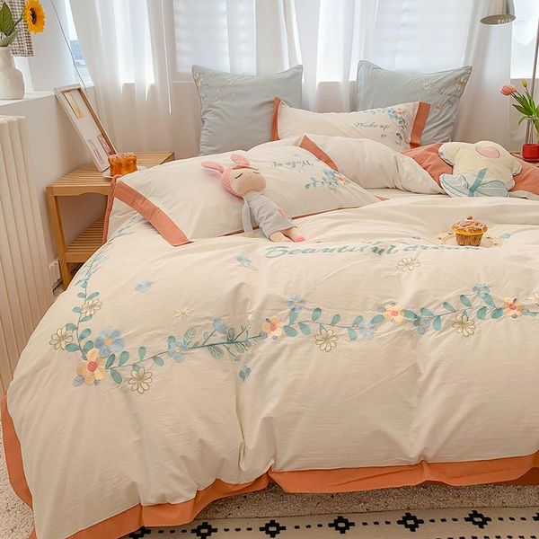 Conjuntos de ropa de cama Fresco de algodón con hilo teñido de cuatro piezas Pastoral Small Flower Borded Quilt Soft Breatable