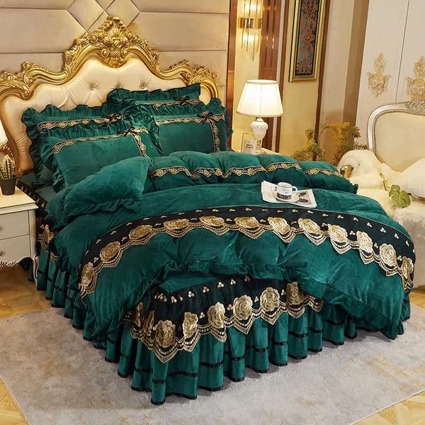 Ensembles de literie Or brodé dentelle fleur cristal velours confortable/duvet housse de couette ensemble de taies d'oreiller super doux solide housse de couette 231130