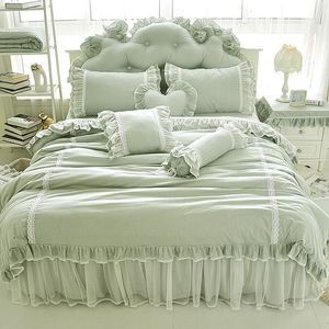 Conjuntos de ropa de cama Conjunto de bordado de encaje verde Algodón Princesa coreana Volantes Color sólido Funda nórdica Colcha Falda de cama Fundas de almohada de lino Ropa de cama