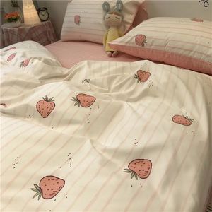 Ensembles de literie INS coréen fraise lapin ensemble fleurs simples housse de couette drap plat adulte enfants filles Kawaii linge de lit taies d'oreiller 231214