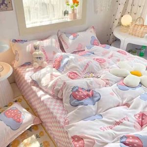 Juegos de cama Ins Pink Strawberry Juego de cama Oso de dibujos animados Funda nórdica Sábana Doble Tamaño completo Niños Niñas Ropa de cama Poliéster suave Textiles para el hogar Z0612