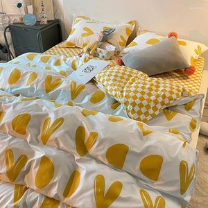 Literie sets ins simple corean jaune aimant coeur filles quatre pièces couvercle de courtepointe ensemble de couette lit plate feuille de coussin