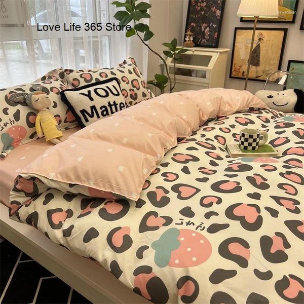 Conjuntos de ropa de cama Ins Strawberry Leopard Pattern Nordic Simple Simple Rosa hojas impresas con cubiertas de almohadas