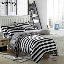 Ensembles de literie Jeefttby Fashion Classic Black White Stripe Plaid Set 4pcs Ciwilt Cover Shew
