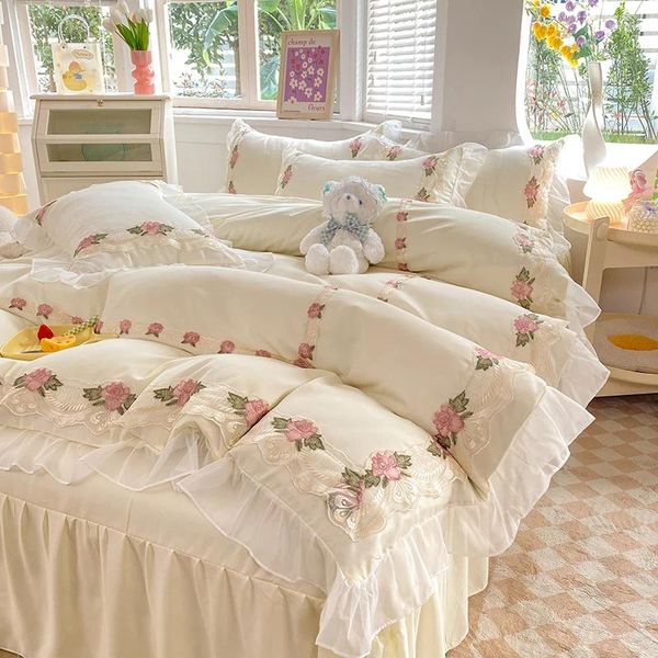 Conjuntos de ropa de cama Conjunto de volantes de encaje de princesa coreana Suave para la piel 200x230 cm Funda nórdica 1,5 m / 1,8 m / 2 m Falda de cama Funda de almohada