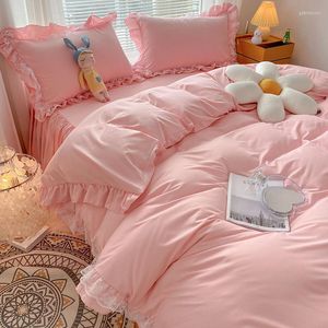 Conjuntos de ropa de cama Conjunto de estilo princesa coreano para niñas Color sólido Exquisito volante de encaje Falda de cama rosa Funda nórdica Funda de almohada Queen