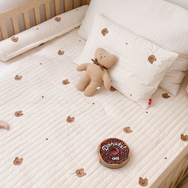 Juegos de ropa de cama Cuna acolchada coreana Oso Oso Olivo Bordado de bordado para bebés Cot de algodón Capacidad de cama infantil Permitir personalizado 230316