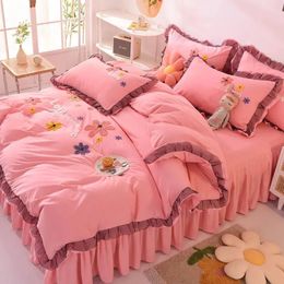 Beddengoed sets Koreaanse effen kleur vierdelige bedrok gegolfde set meisje prinses bloem borduurwerk dekbedovertrek kawaii beddengoed decor 231122