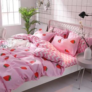 Juegos de cama Lanlika Pink Strawberry Juego de cama Lino de cama Nordic Rayas de rayas Cubiertas de la cubierta de edificio de la placa de la colcha Textiles del hogar Doble