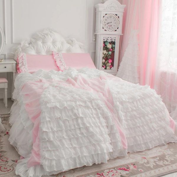 Les ensembles de literie rose clair et blanc de luxe en dentelle à volants en soie filles 4pcs kingqueensize de mariage de mariage couvre-comité de couette