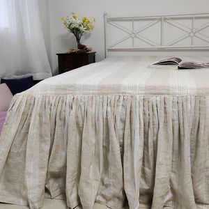 Beddengoed sets Linnen gegolfde bedrok met gespleten hoeken Platform Gestreepte stof Ruffle verzamelde bedrok kreukvrij Home Decor TJ8201 230626