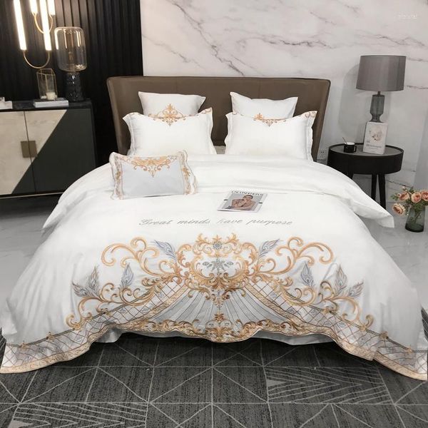 Conjuntos de ropa de cama Conjunto de bordado dorado de lujo Algodón egipcio blanco Súper suave Funda nórdica Plana / Sábana ajustable Fundas de almohada