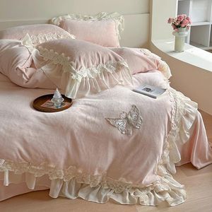 Ensembles de literie Luxe Travail manuel Papillon Broderie Français Creux Dentelle Volants Velours Polaire Ensemble Housse de Couette Drap de Lit Taies d'oreiller