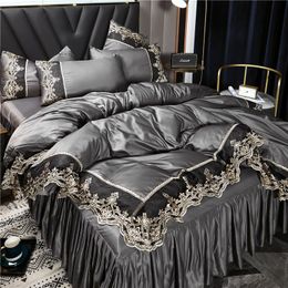 Juegos de ropa de cama Bordado de encaje de lujo Funda de edredón de seda de hielo sedoso Falda de cama 4 piezas Conjunto de edredón de tamaño completo de boda SetsBedding