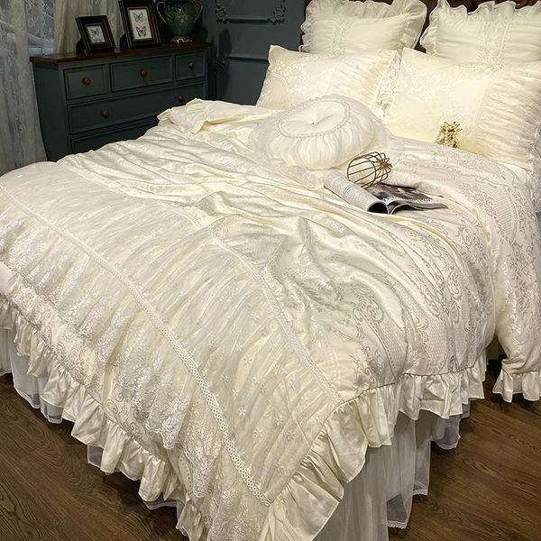 Juegos de cama de ropa de cama de lujo Princesa Boda de doble capa Falda de cama de encaje Jacquard Algodón colchado/cubierta nórdica Cama de lino