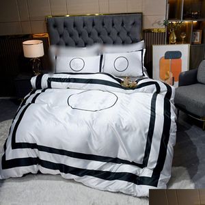 Conjuntos de ropa de cama Reina de lujo Diseñador 4 unids / set Blanco Negro Tamaño King Seda Edredón Er Verano Hoja de cama Moda Fundas de almohada Entrega de gota Hom Dhki7