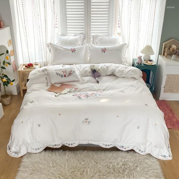 Conjuntos de ropa de cama Bordado de rosas de lujo Juego de funda nórdica blanca Algodón Estilo coreano Princesa Color sólido Colcha Sábana Fundas de almohada