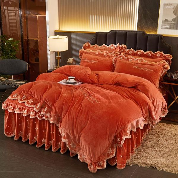 Juegos de cama de lujo Super suave cálido conjunto terciopelo franela funda nórdica edredón oro acolchado bordado volantes cama falda colcha