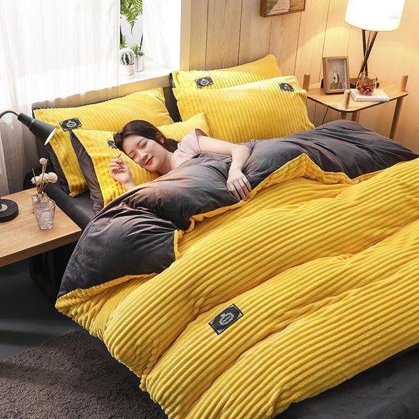 Conjuntos de ropa de cama Conjunto de rayas sólidas de terciopelo de coral grueso amarillo de lujo Invierno Cálido Franela Funda nórdica Sábana Fundas de almohada Textiles para el hogar