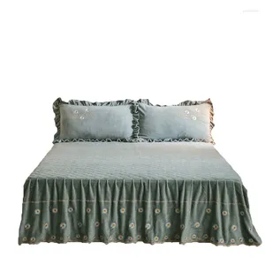 Conjuntos de ropa de cama Falda de cama de fibra de leche Capa acolchada Cubierta de cuatro piezas Coral Fleece Rehinestone Sheets de terciopelo Juego de edredón