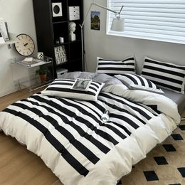 Juegos de ropa de cama Juego de estilo moderno Algodón puro lavado Simple Rayas blancas y negras Juegos de fundas nórdicas tamaño king Sábana 231116