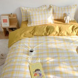 Ensembles de literie Nordic Net Rouge Jaune Daisy Quatre pièces Ensemble Double Housse de couette Fille Coeur Drap de lit Dortoir Trois favoris