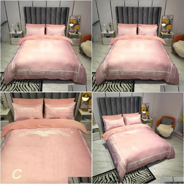Conjuntos de ropa de cama Diseñador de moda rosa Invierno Veet Hoja de cama Carta Impreso Edredón Er Fundas de almohada Alta calidad Tamaño Queen Diseñadores Comfort DHAS1