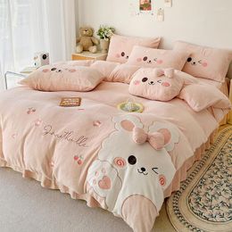 Ensembles de literie Ensemble de quatre pièces en fibre de lait rose Cartoon Cute Girl Heart Coral Fleece Housse de couette Jupe de lit épaisse