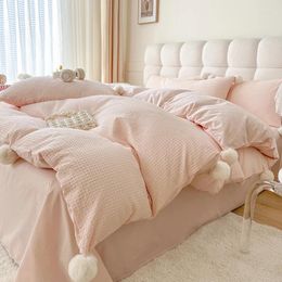 Conjuntos de ropa de cama Diseño de bola de felpa rosa Juego de algodón lavado Funda nórdica Ropa de cama Sábana ajustada Fundas de almohada Textiles para el hogar