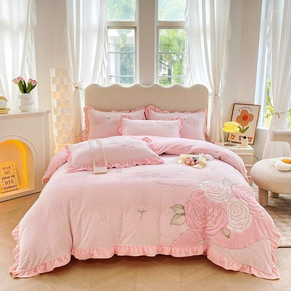 Conjuntos de ropa de cama Rosa Cálido Cómodo Terciopelo Lana Rosa Flores Bordado Princesa Conjunto Funda nórdica Plana / Sábana ajustable Fundas de almohada