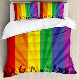 Beddengoed stelt trots dekbedoverslag Set polyester mensen die de internationale dag vieren voor de LGBT -gemeenschap met kleurrijk gestreepte ontwerp