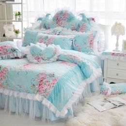 Conjuntos de ropa de cama Conjunto de estampado de flores de princesa Algodón Azul Funda nórdica de encaje Colcha Sábana Ropa de cama Ropa de cama Falda de cama Textiles para el hogar 230422