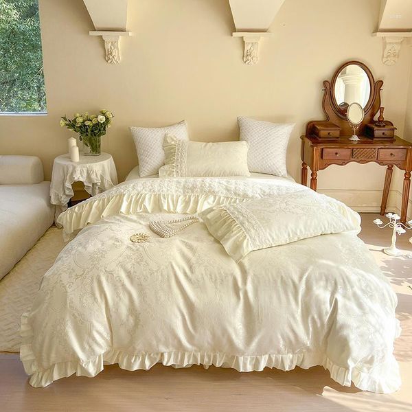 Ensembles de literie princesse Jacquard Satin coton couvre-lit ensemble luxe Beige dentelle fleurs volants housse de couette lit jupe drap taies d'oreiller