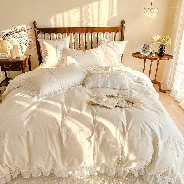Conjuntos de ropa de cama estilo princesa 100 g / m2 de algodón de fibra larga 4 piezas conjunto de funda nórdica de encaje de gasa bordada al por mayor
